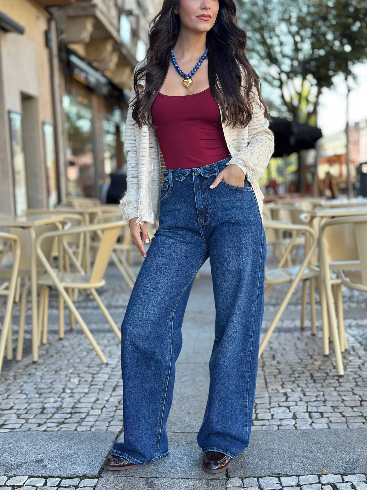 Calças de ganga com o cós virado.
