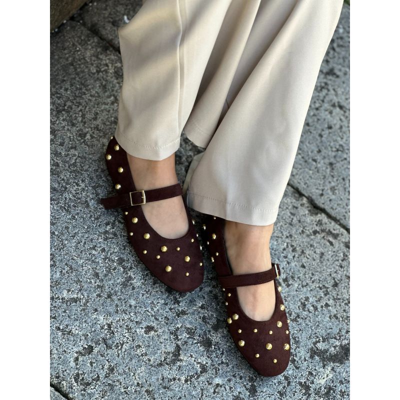 Sabrinas castanhas com tachas douradas