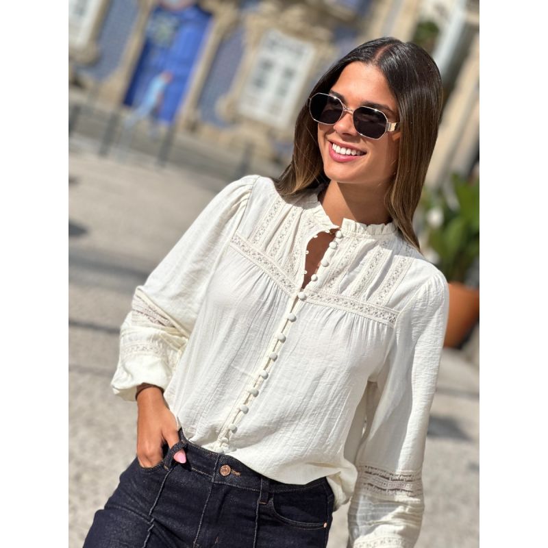 Blusa com folho na gola