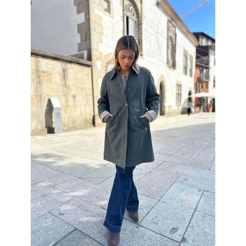 Trench com pormenor na manga