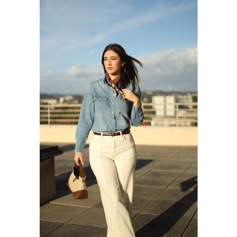 Calças bege com costura na frente