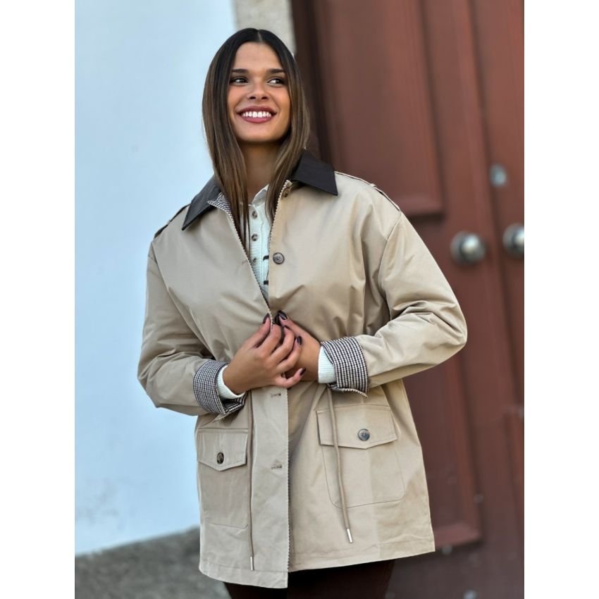 Trench curto ajustado na cintura