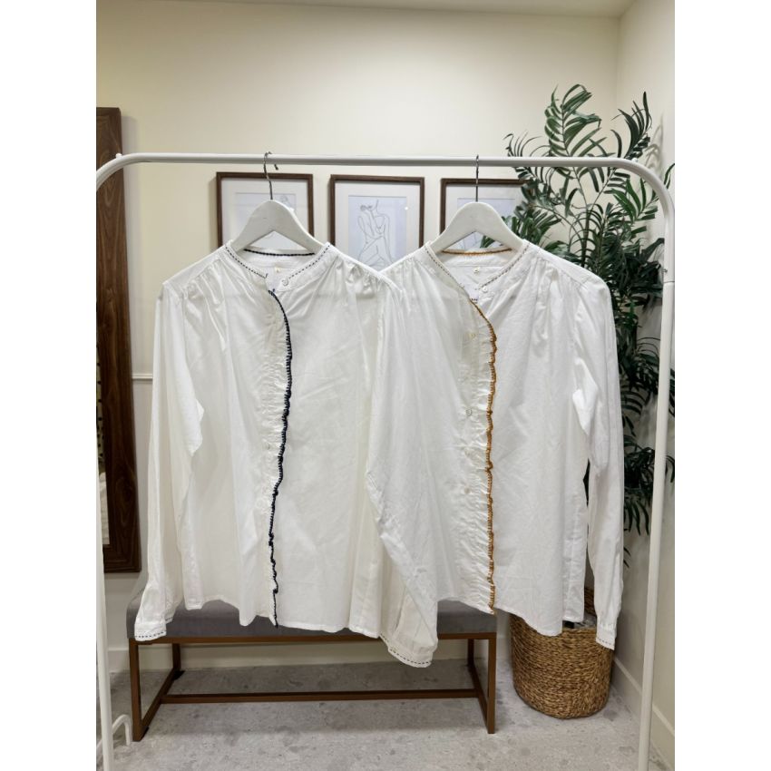 Blusa branca com pespontos em contraste