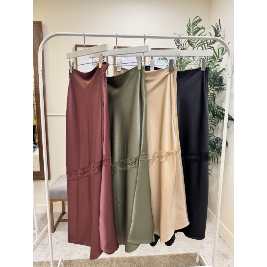 Saia acetinada com renda