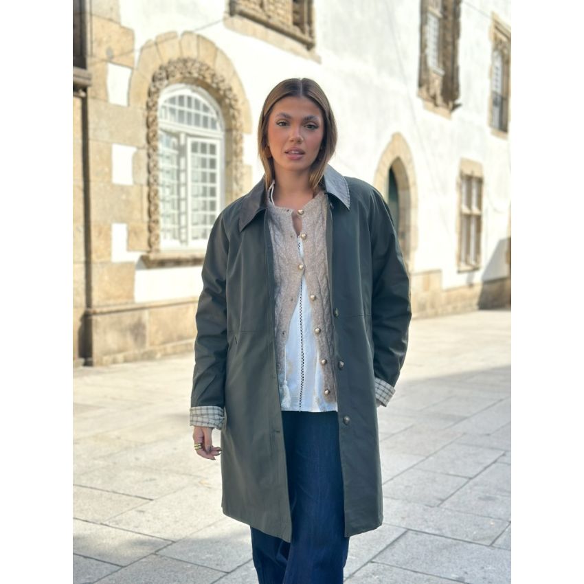 Trench com pormenor na manga