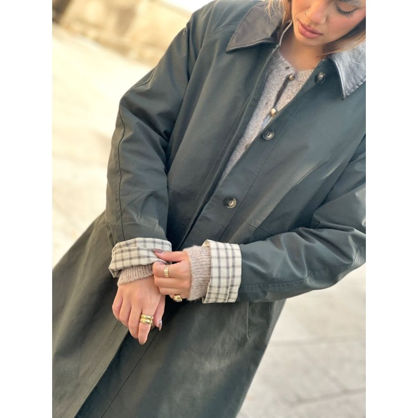 Trench com pormenor na manga