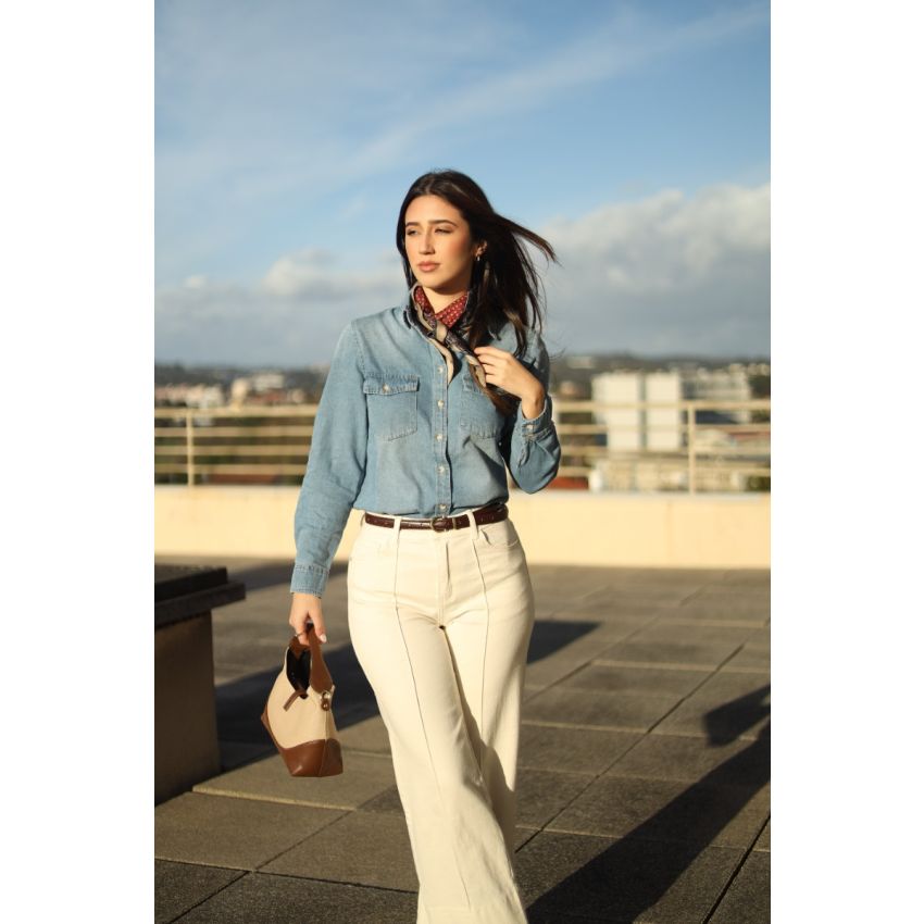 Calças bege com costura na frente