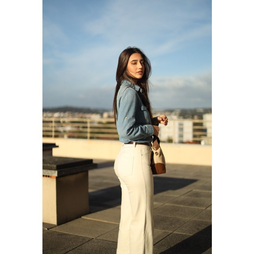 Calças bege com costura na frente