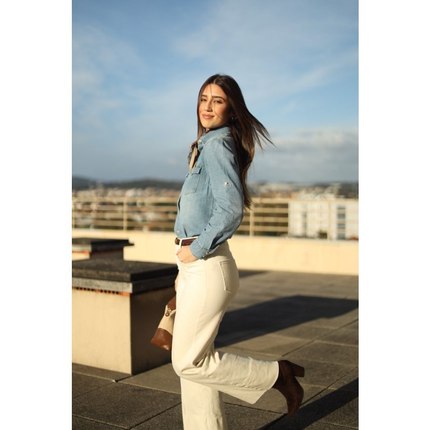 Calças bege com costura na frente