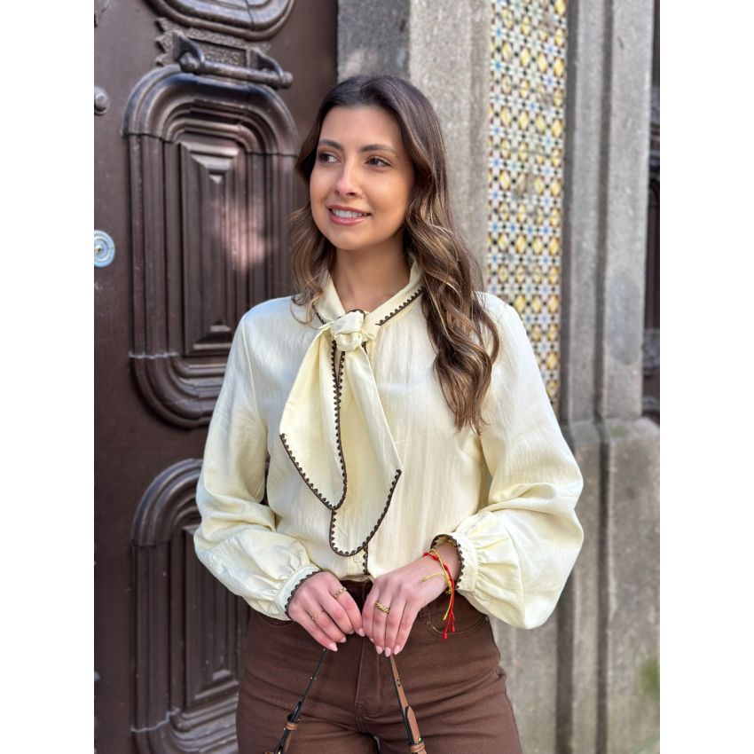 Blusa amarela com pespontos