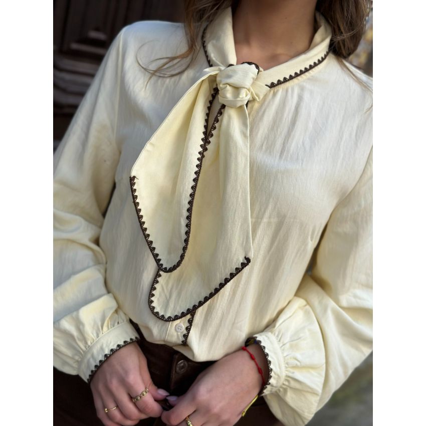 Blusa amarela com pespontos