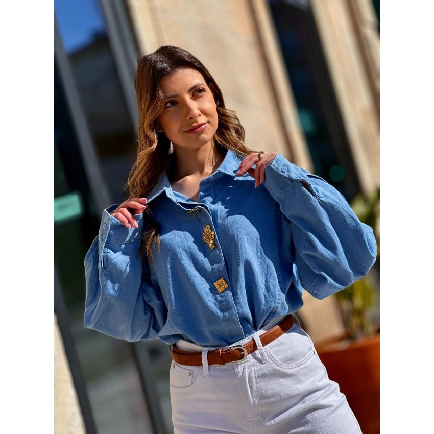 Camisa de ganga com botões dourados