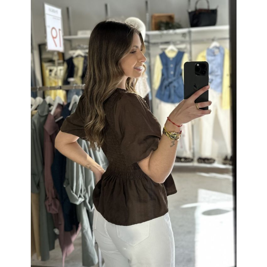 Top com elástico no peito