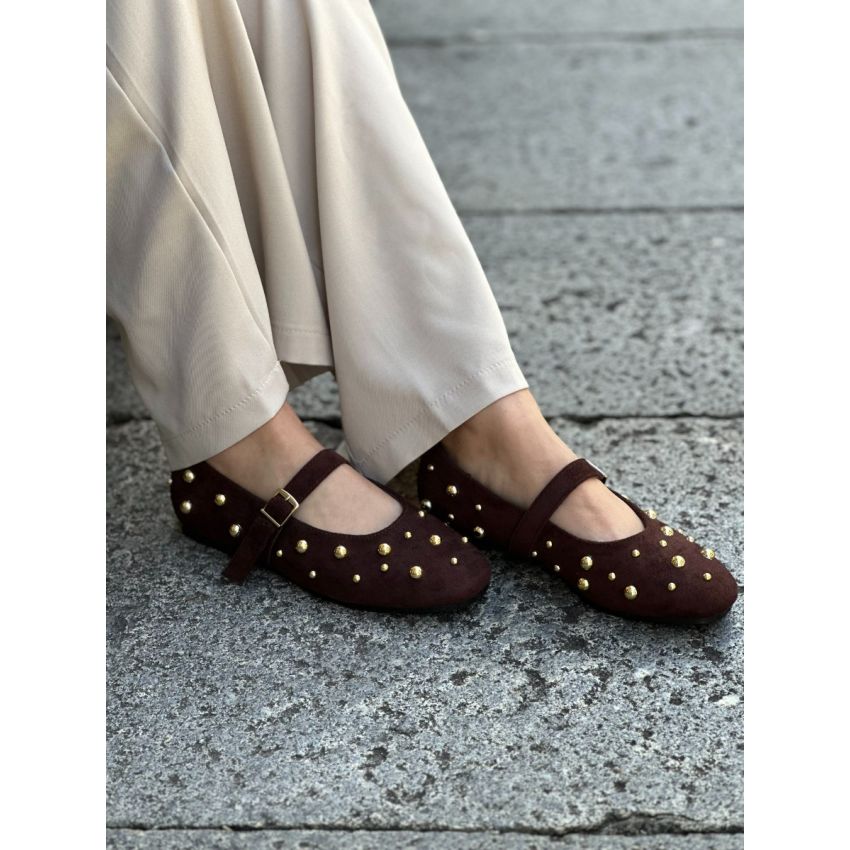 Sabrinas castanhas com tachas douradas