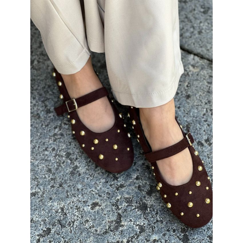 Sabrinas castanhas com tachas douradas