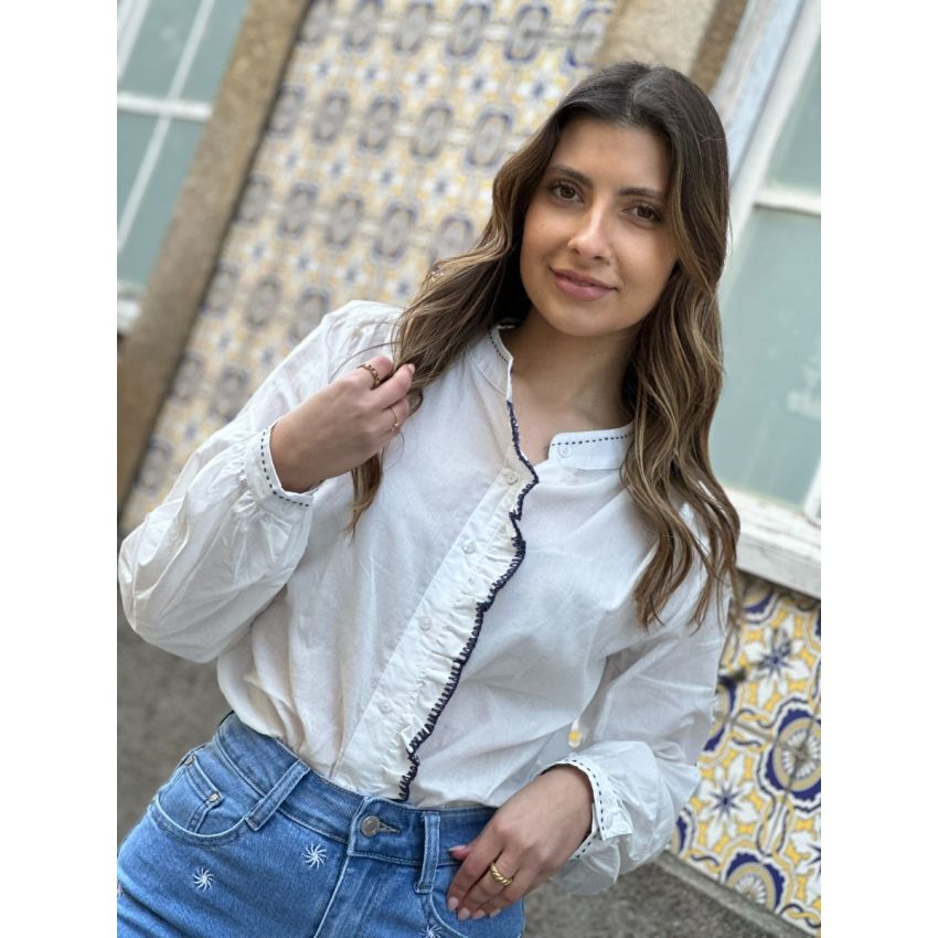 Blusa branca com pespontos em contraste
