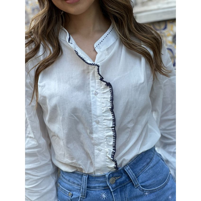 Blusa branca com pespontos em contraste
