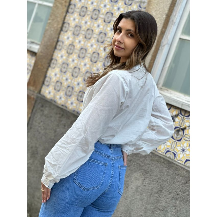 Blusa branca com pespontos em contraste