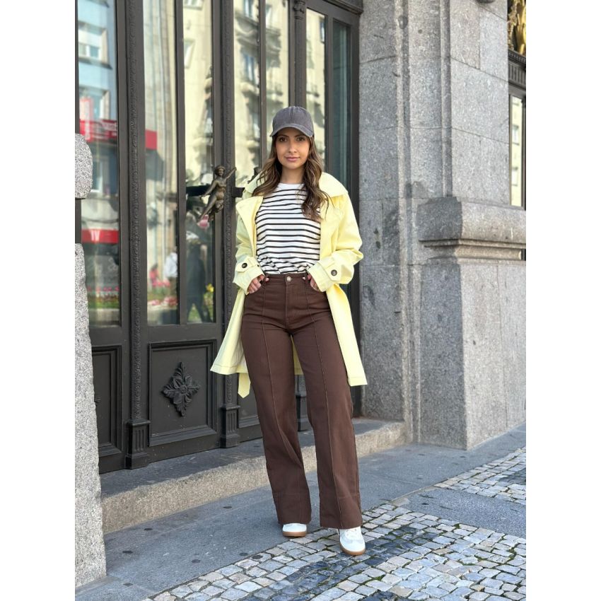 Calças castanhas com costura à frente