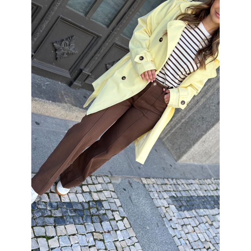 Calças castanhas com costura à frente