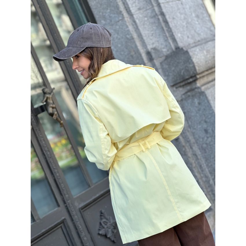 Parka leve com cinto em amarelo