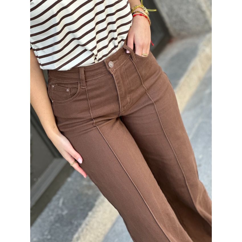 Calças castanhas com costura à frente