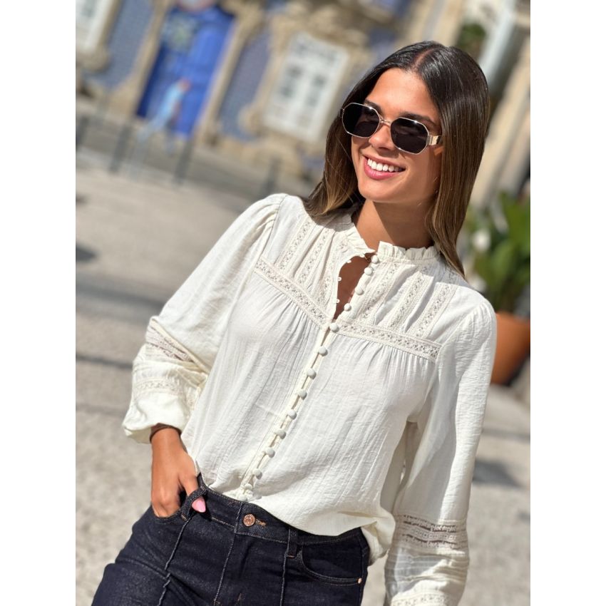 Blusa com folho na gola