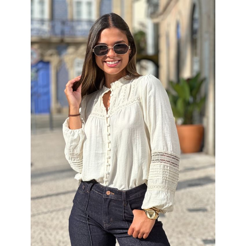 Blusa com folho na gola