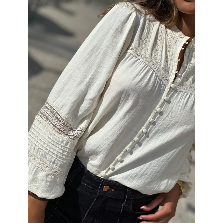 Blusa com folho na gola