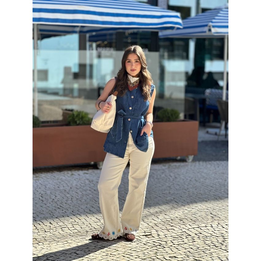 Calças beges com bordados