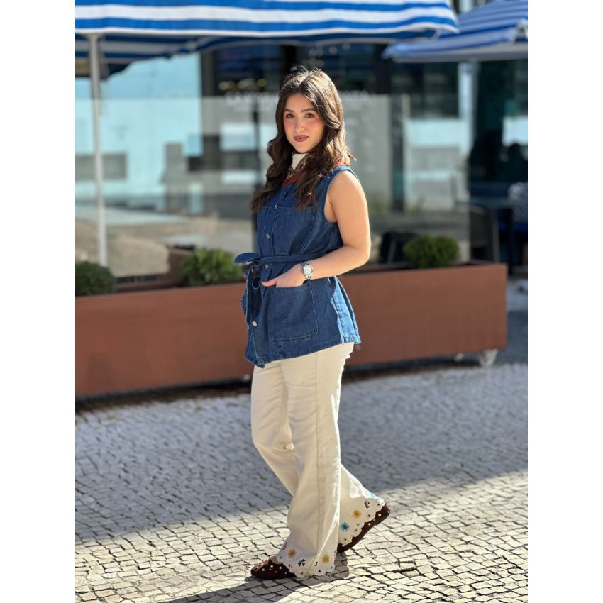 Calças beges com bordados