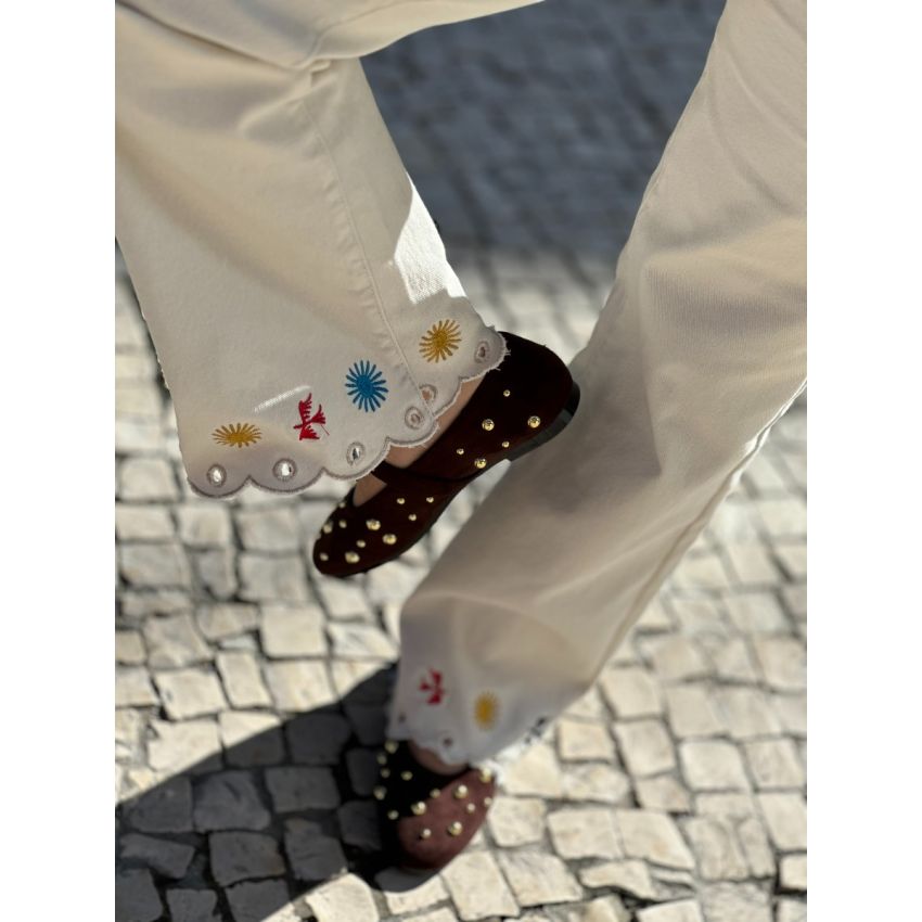 Calças beges com bordados